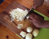 A picture of step 1 of Fried Onions / Pakora.