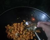 Foto langkah ke 5 dari resep Tumis oncom kemangi.