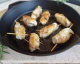 Foto del passaggio 3 della ricetta Involtini di pollo con prosciutto cotto,provola affumicata avvolti nel lardo di Colonnata