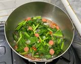 Foto langkah ke 3 dari resep Tumis Sawi Hijau Sosis.