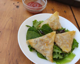 Foto del paso 4 de la receta: Triángulos de carne y queso con masa filo