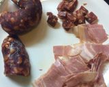 Foto del paso 2 de la receta: Albóndigas de cerdo a la panceta con papas crocantes