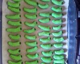Foto langkah ke 7 dari resep Kue Semprit Ulat Daun Pisang (Happycall/Teflon).