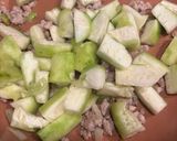 A picture of step 2 of Stir-Fried Bean Sprouts with Luffa Gourd.