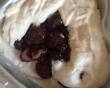 Foto del paso 5 de la receta: Mousse de mantequilla relleno de frutos rojos.