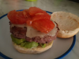 Hamburguesa de ternera con aguacate y salsa de miel y mostaza
