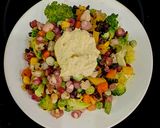 Hình bước làm 2 của món Bắp nếp Điện Biên trộn rau củ và sốt hummus