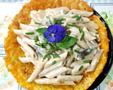 Foto del paso 3 de la receta: Pasta integral con salsa de setas, nata de soja y plato de Queso
