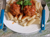 Albóndigas de carne en salsa de tomate con mostaccioli