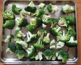 Foto del paso 1 de la receta: Ensalada de brócoli asado con frutas y aderezo de yogurt