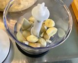 Une image de l'étape 5 de Nouilles aux crevettes et champignons au gingembre et curry.