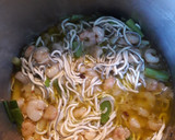 Foto del paso 1 de la receta: Pasta con ajos tiernos, gulas y gambas