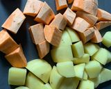 Foto del paso 1 de la receta: Hash de patatas y huevo con aguacate y feta
