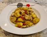 Foto del paso 5 de la receta: Ñoquis con pimientos tricolor, pollo y pesto de pipas