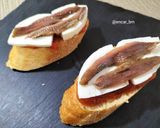 Foto del paso 3 de la receta: Montadito de anchoa con queso fresco y mermelada de tomate