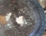 Foto del paso 6 de la receta: Calamarcitos en su tinta encebollados y roneados