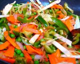 A picture of step 5 of Veg hakka noodles / chow mein.