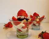 Foto del paso 7 de la receta: Vasitos con sorpresa de fresa!!