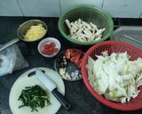 Hình bước làm 1 của món Bữa tối vét tủ lạnh: Cải thảo xào nấm, canh cà chua, salad khoai tây trộn sốt kewpie