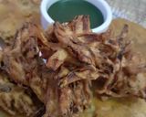 A picture of step 2 of Onion lacha pakora.