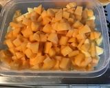 Une image de l'étape 6 de Salade de melon et banane aux fruits du jardin.