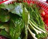 Hình bước làm 2 của món Canh trai nấu lá lốt xương xông