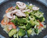 Foto langkah ke 2 dari resep Cah Brokoli Jamur Udang.