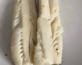 Foto del paso 5 de la receta: Bacalao skrei con gambones al ajillo, sobre cama de pimientos