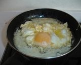 Foto del paso 6 de la receta Huevo frito con mantequilla, patatas fritas y tomate