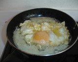Foto del paso 6 de la receta: Huevo frito con mantequilla, patatas fritas y tomate