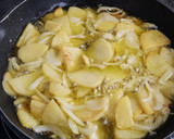 Foto del paso 2 de la receta: Alcachofas con foie, patatas, huevos y jamón