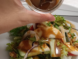 Ensalada de manzanas y nueces con vinagreta de mostaza y miel