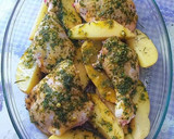 Foto del paso 5 de la receta: Cuartos traseros de pollo asados al horno con patatas nuevas