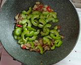 Foto langkah ke 3 dari resep Tumis pare teri.