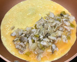 Foto del paso 3 de la receta: Tortilla de pescado, cebolla y piparras