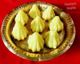 मावा मिश्री मोदक(MAWA MISHRI MODAK RECIPE IN HINDI) रेसिपी चरण 5 फोटो