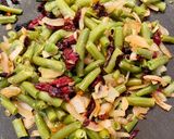 Une image de l'étape 2 de Farfalle aux haricots verts et tomates séchées.