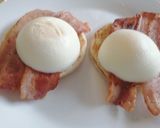 A picture of step 4 of Eggs Benedict.