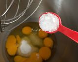 Foto langkah ke 2 dari resep Bola-bola brownis keju isi strawberry.