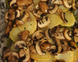 Foto del paso 4 de la receta: Dorada al horno con Patatas y Champiñones