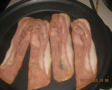 Foto del paso 2 de la receta: Desayuno con huevo, bacon y pan