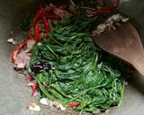 Foto langkah ke 4 dari resep Cah Kangkung Siram Iga.