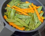 Foto del paso 4 de la receta: Tirabeques salteados con arroz  y salsa de yogur al curry