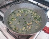 Foto del passaggio 7 della ricetta Tagliolini neri alle vongole