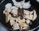 Foto del paso 2 de la receta: Pollo en crema de ajo y cilantro