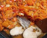 Фото кроку 7 до Хек тушкований з овочами в сковороді.