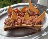 Foto del paso 4 de la receta: Steak tartar sobre tuétano