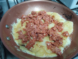Tortilla de papa, rellena con cantimpalo y queso mantecoso