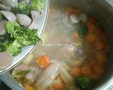Foto langkah ke 5 dari resep Sup Ayam Bakso Sayuran.