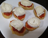 Foto del paso 3 de la receta: Montaditos de sobrasada con miel y queso de cabra